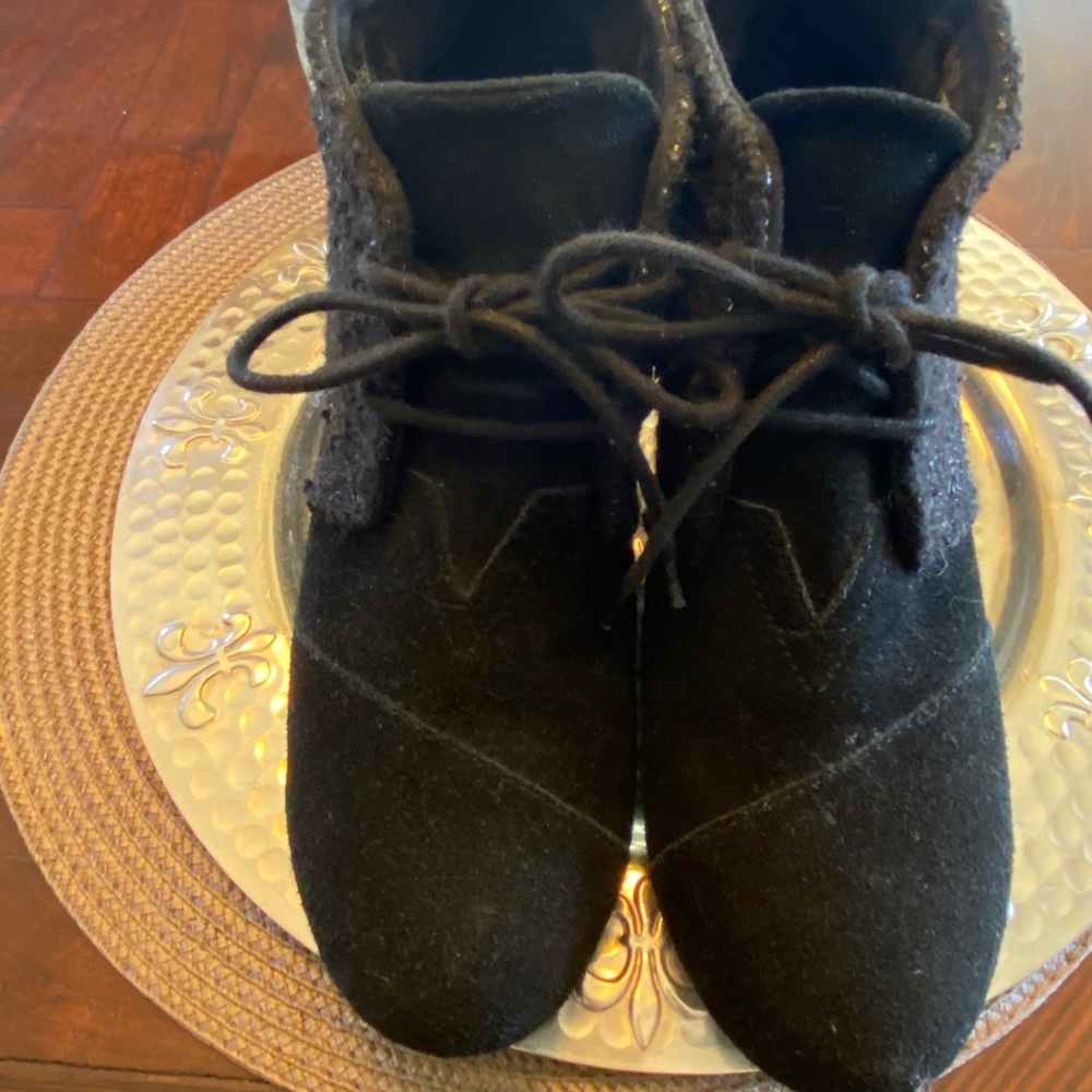 Tom’s booties in black with color combo